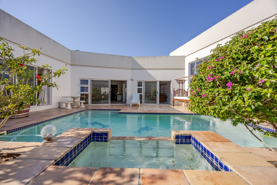 6 Bedroom Property for Sale in Vergesig Western Cape